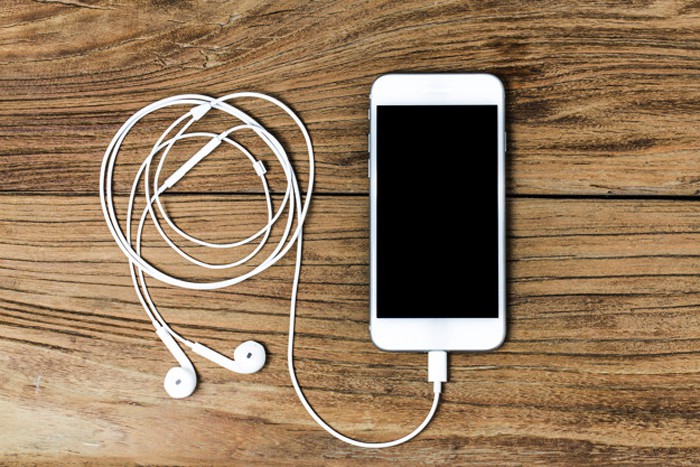 Bạn có thể sử dụng Podcast trên iTunes hoặc ứng dụng Podcast trên App Store