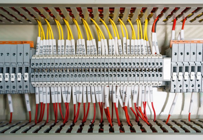 PLC có thể kết nối với nhiều thiết bị thông minh như máy tính, các kết nối internet, các mô đun mở rộng