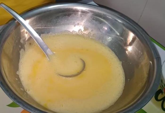 Cho vani và trứng vào khuấy cho đến khi hỗn hợp đặc lại và ngả màu vàng