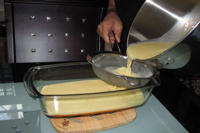 Cho trứng vào thau hay tô đánh tan rồi đổ dần vào nồi hỗn hợp kem whipping