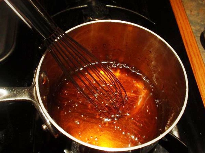 Làm caramen bằng cách cho lượng đường và nước vừa đủ vào nồi, đun sôi màu cánh gián