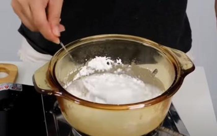 Cho bột nếp cùng với nước Nấu nước lọc vào nồi đun sôi