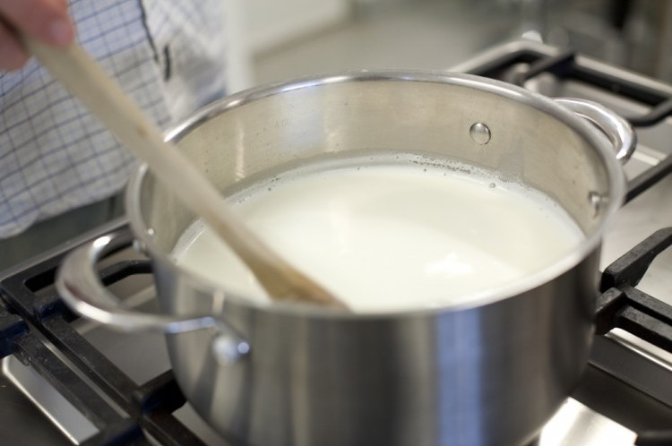 Bước 1:  Bạn hãy cho sữa đặc và sữa tươi vào nồi, đun lựa nhỏ vừa phải vào quấy điều tay cùng một hướng, cho đến khi sữa đặc tan và nhiệt độ ở khoảng 80 (độ)
