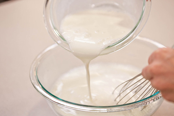Bước 1:  Cho sữa vào nồi, quấy đều Rồi đun sôi, liên tục quấy để sữa không vón cục