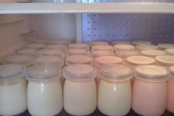 Bước 4: Sau khi đã lên men bạn có thể để sữa chua vào tủ lạnh để bảo quản