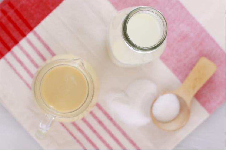 Hãy thử kết hợp sữa tươi và sữa đặc để làm sữa chua