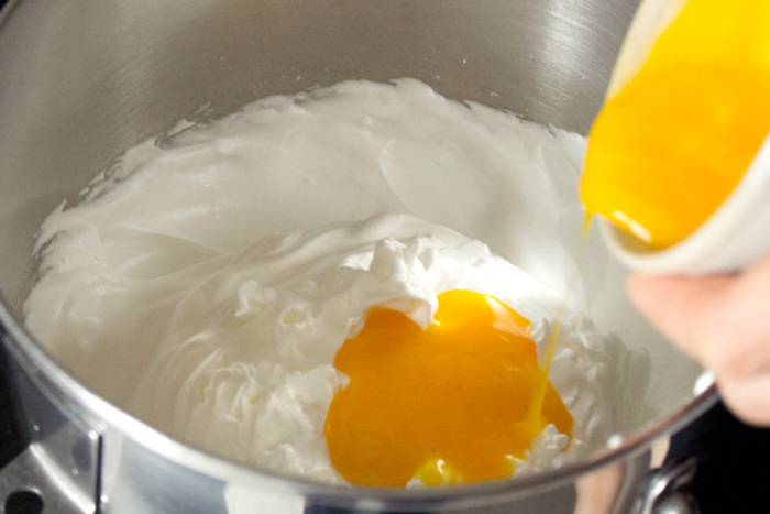Trộn hỗn hợp lòng đỏ trứng bột mì bột bắp lòng trắng trứng lại với nhau
