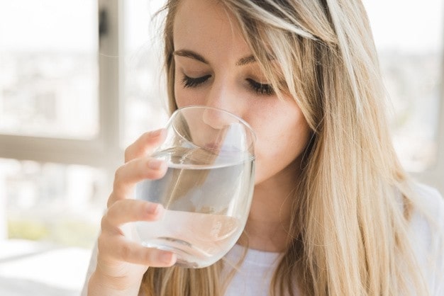 Uống đủ nước mỗi ngày giúp Giảm mỡ eo thon